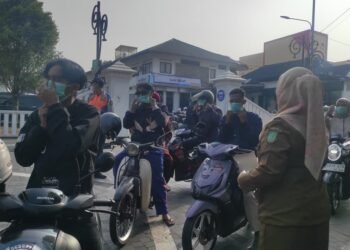 Dampak Erupsi Gunung Anak Krakatau, Dinkes Kota Sukabumi Bagikan Ribuan Masker ke Warga dan Pengendara