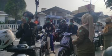 Dampak Erupsi Gunung Anak Krakatau, Dinkes Kota Sukabumi Bagikan Ribuan Masker ke Warga dan Pengendara