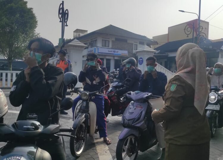 Dampak Erupsi Gunung Anak Krakatau, Dinkes Kota Sukabumi Bagikan Ribuan Masker ke Warga dan Pengendara