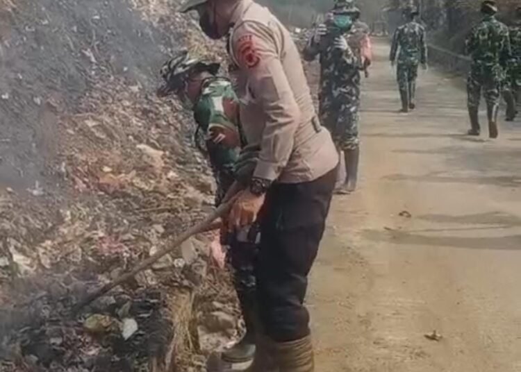 Api Belum Padam, Polres Sukabumi Kota Bareng TNI Berjibaku Padamkan TPA Cikundul