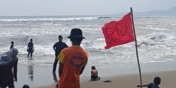 Libur Akhir Pekan Pantai Palabuhanratu Ramai Wisatawan,Pengunjung Dihimbau Waspada