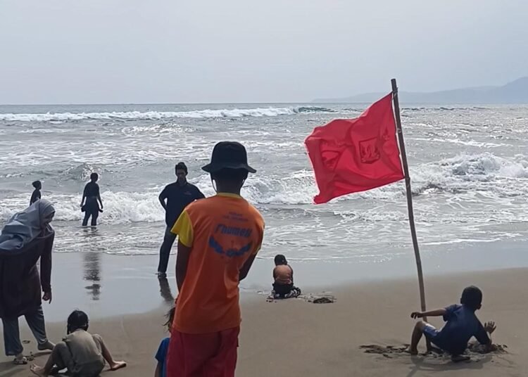 Libur Akhir Pekan Pantai Palabuhanratu Ramai Wisatawan,Pengunjung Dihimbau Waspada