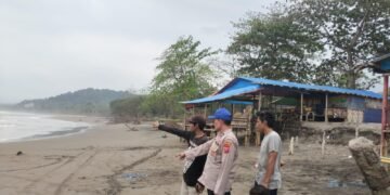 ayah asal bogor tewas ditelan ombak pantai istiqomah di depan mata anaknya