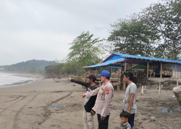 ayah asal bogor tewas ditelan ombak pantai istiqomah di depan mata anaknya