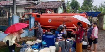 400 KK di Kampung Salagombong Neglasari Cibadak Kekeringan Parah, Sumur Warga Kering, BPBD Sukabumi Kirim 10 Ribu Liter Air Bersih