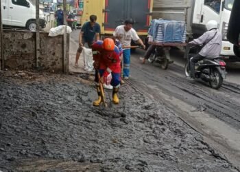 Truk Ngerem Mendadak, Limbah B3 dari Purwakarta Berceceran di Jalan Raya Cileungsi