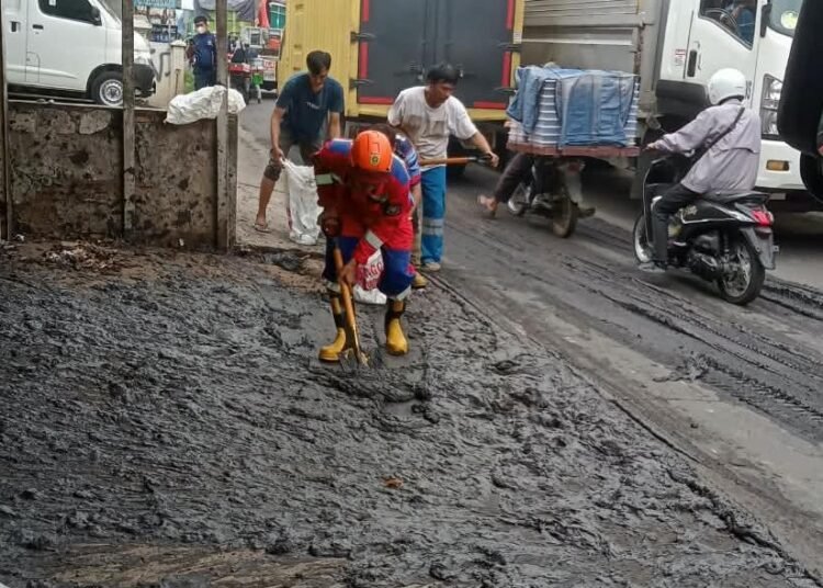 Truk Ngerem Mendadak, Limbah B3 dari Purwakarta Berceceran di Jalan Raya Cileungsi