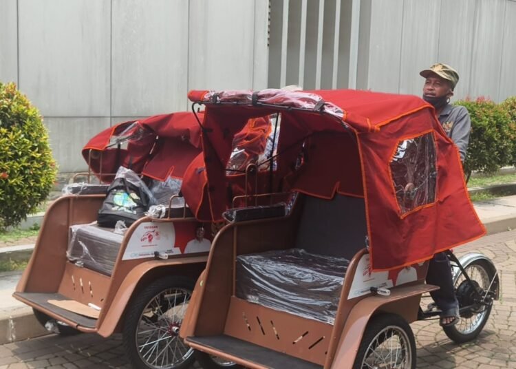 Haru, Pengayuh Becak Lansia di Kota Bogor Dapat Becak Listrik 