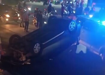 Tabrak Pembatas Jalan Raya Parung, Mobil Terguling Pengemudi Terluka