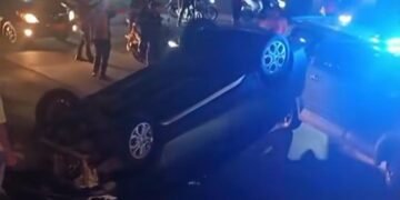 Tabrak Pembatas Jalan di Kemang, Mobil Terguling Pengemudi Terluka
