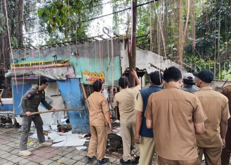 Kecamatan Bogor Barat Tertibkan 28 Pedagang di Jalan Dr. Semeru