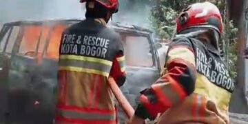 Kebakaran Mobil di Mulyaharja Bogor, 2 Orang Luka Bakar 