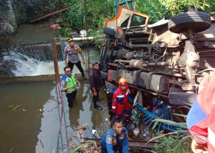Rem Blong, Bus Pariwisata Terperosok ke Jurang di Jalur Puncak