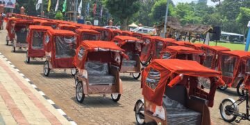 Ratusan Tukang Becak di Kabupaten Bogor Terima Becak Listrik