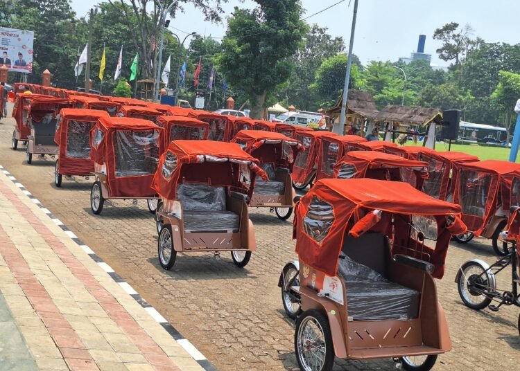 Ratusan Tukang Becak di Kabupaten Bogor Terima Becak Listrik