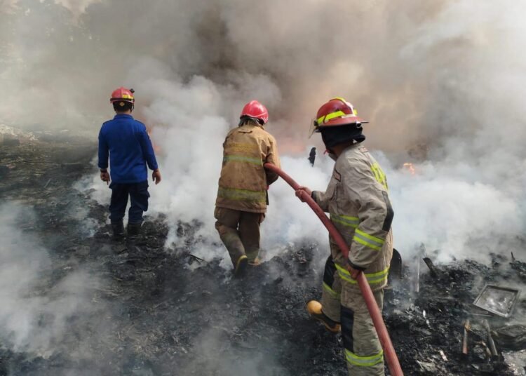 Pembakaran Sampah Sebabkan Lapak Rongsokan di Tajurhalang Terbakar