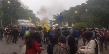 Aksi Demo PMII dan GMKI di Depan Istana Bogor Diwarnai Bakar Ban