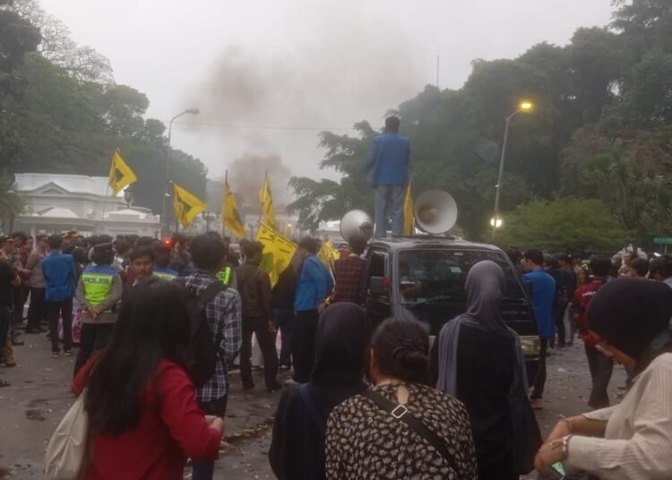 Aksi Demo PMII dan GMKI di Depan Istana Bogor Diwarnai Bakar Ban
