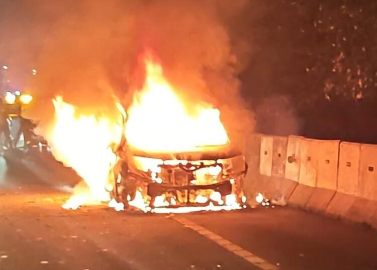 Korsleting Listrik, Mobil Berisi 4 Orang Terbakar di Tol Jagorawi