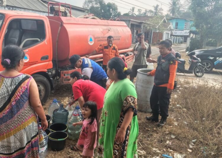Kemarau 4 Bulan, Ratusan Warga di Warnajati Cibadak Krisis Air Bersih, BPBD Salurkan 10.000 Liter Air