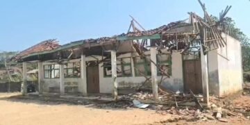 Ambruk Nyaris Rata dengan Tanah, Siswa MTs Al-Muhajirin Ciracap Belajar Berdesakan di Perpustakaan