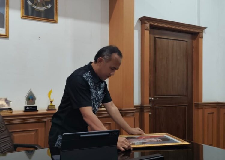Viral Wakil Ketua DPRD Kota Sukabumi Turunkan Foto Wapres Gibran Usai Putusan MK Soal Ijazah, Ini Faktanya