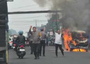 Diduga Korsleting Listrik, Minibus Ludes Terbakar di Jalan Raya Sukabumi-Cianjur, Pasutri Selamat