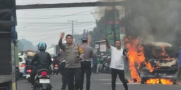 Diduga Korsleting Listrik, Minibus Ludes Terbakar di Jalan Raya Sukabumi-Cianjur, Pasutri Selamat