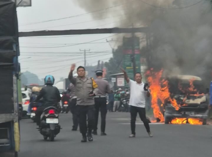 Diduga Korsleting Listrik, Minibus Ludes Terbakar di Jalan Raya Sukabumi-Cianjur, Pasutri Selamat