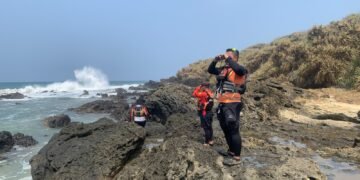 Dua Remaja Hilang Terseret Ombak di Pantai Cibuaya Belum Ditemukan, SAR Gabungan Kerahkan Perahu Karet hingga Drone